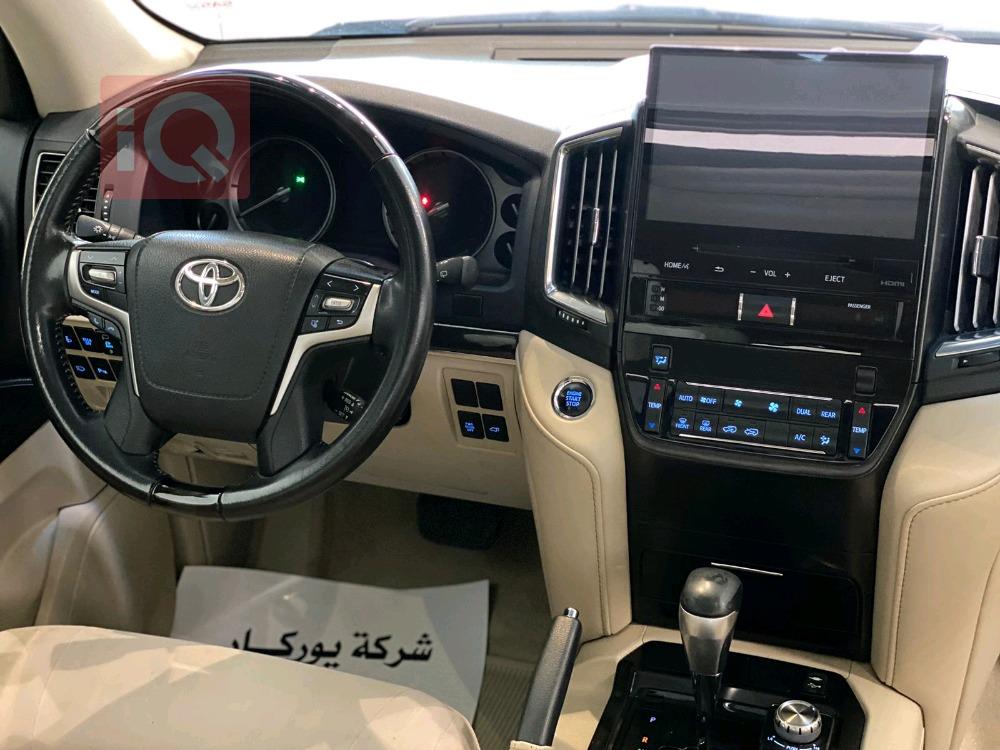 تۆیۆتا لاند کروزەر